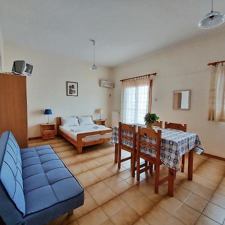 Seaview- 2 Space - Selfcatering Apartment - Helen No 3 Xiropigado Bagian luar foto