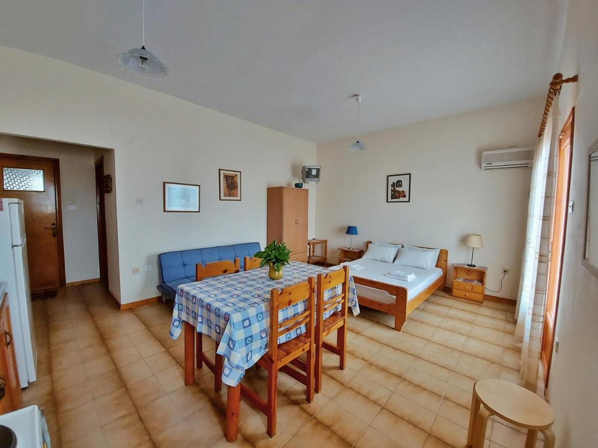 Seaview- 2 Space - Selfcatering Apartment - Helen No 3 Xiropigado Bagian luar foto