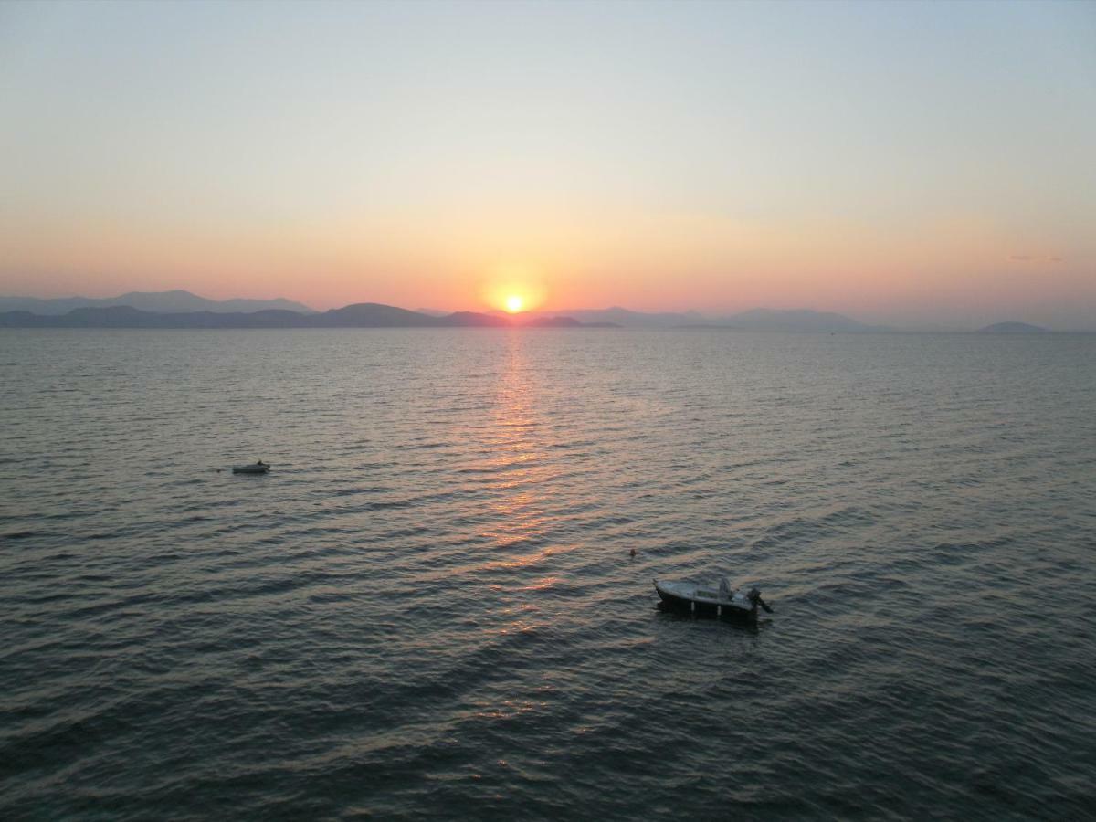 Seaview- 2 Space - Selfcatering Apartment - Helen No 3 Xiropigado Bagian luar foto