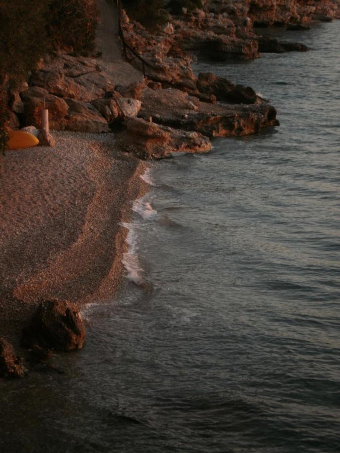 Seaview- 2 Space - Selfcatering Apartment - Helen No 3 Xiropigado Bagian luar foto